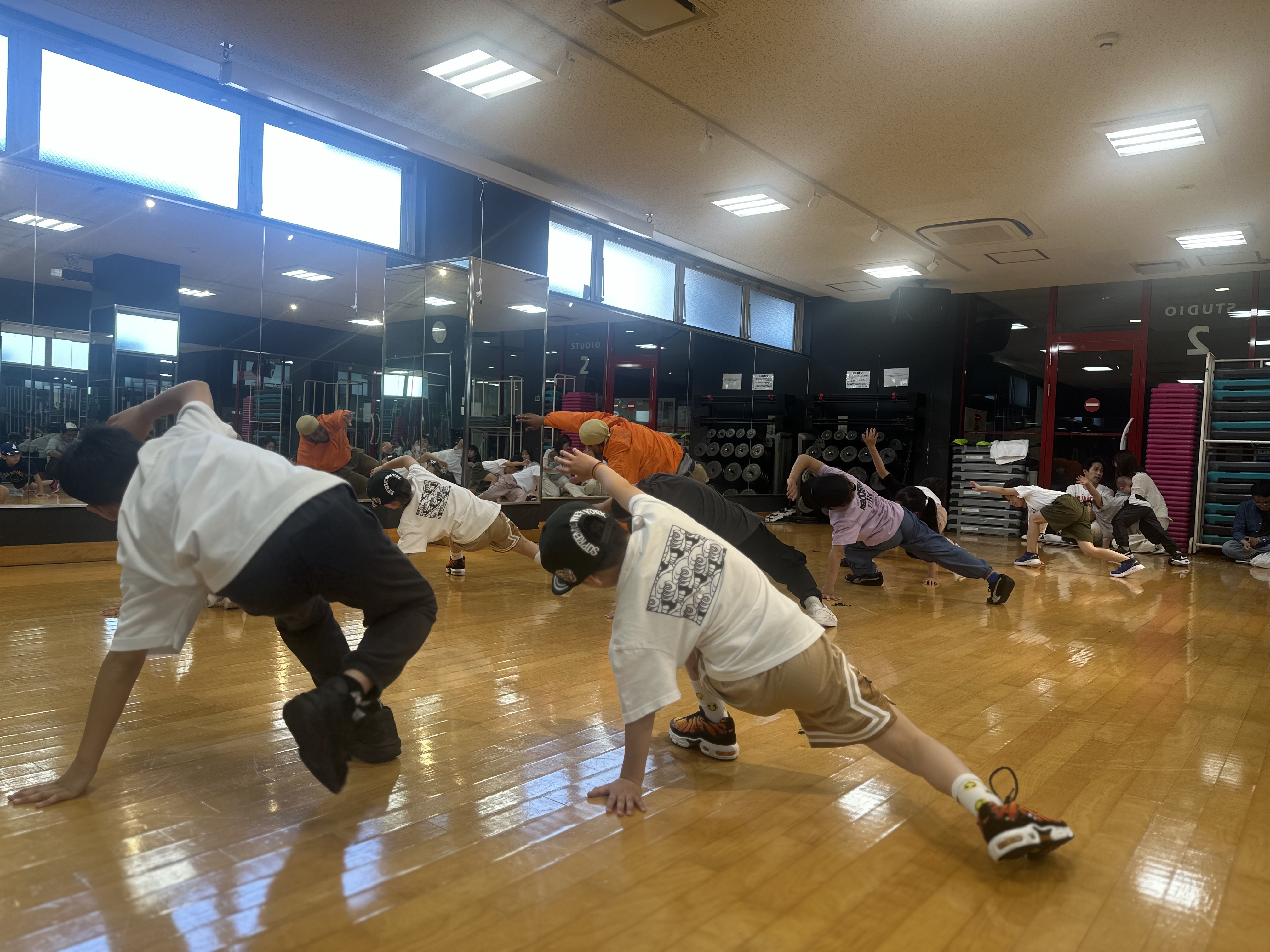 子どもたちがフロアムーブを練習する様子