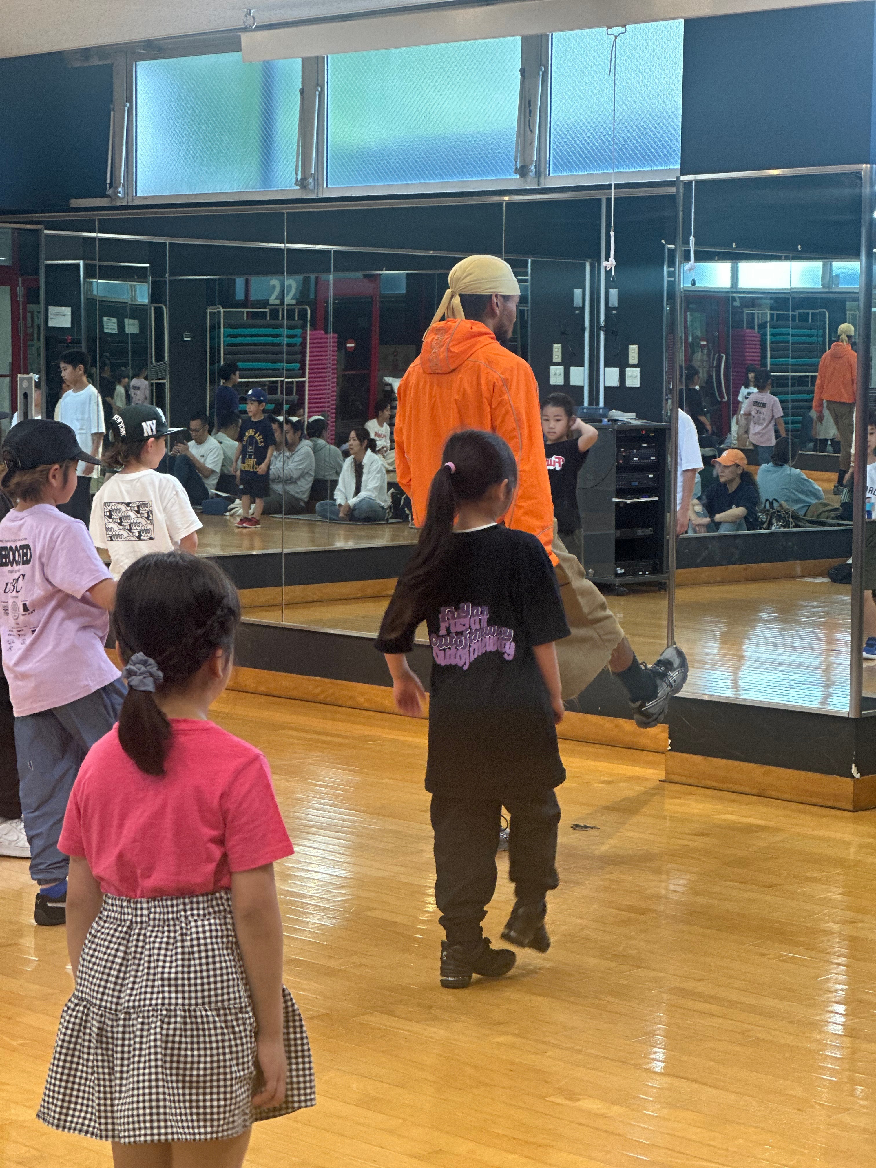 講師の指導を受ける子どもたち