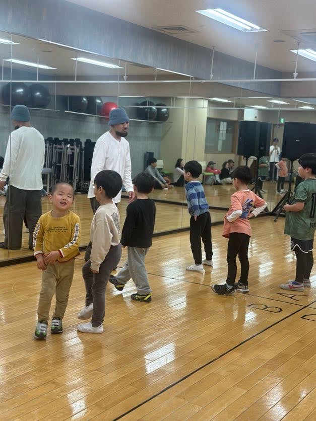 笑顔で練習する子どもたち