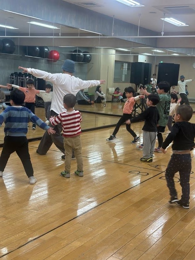 ストレッチの指導をする講師