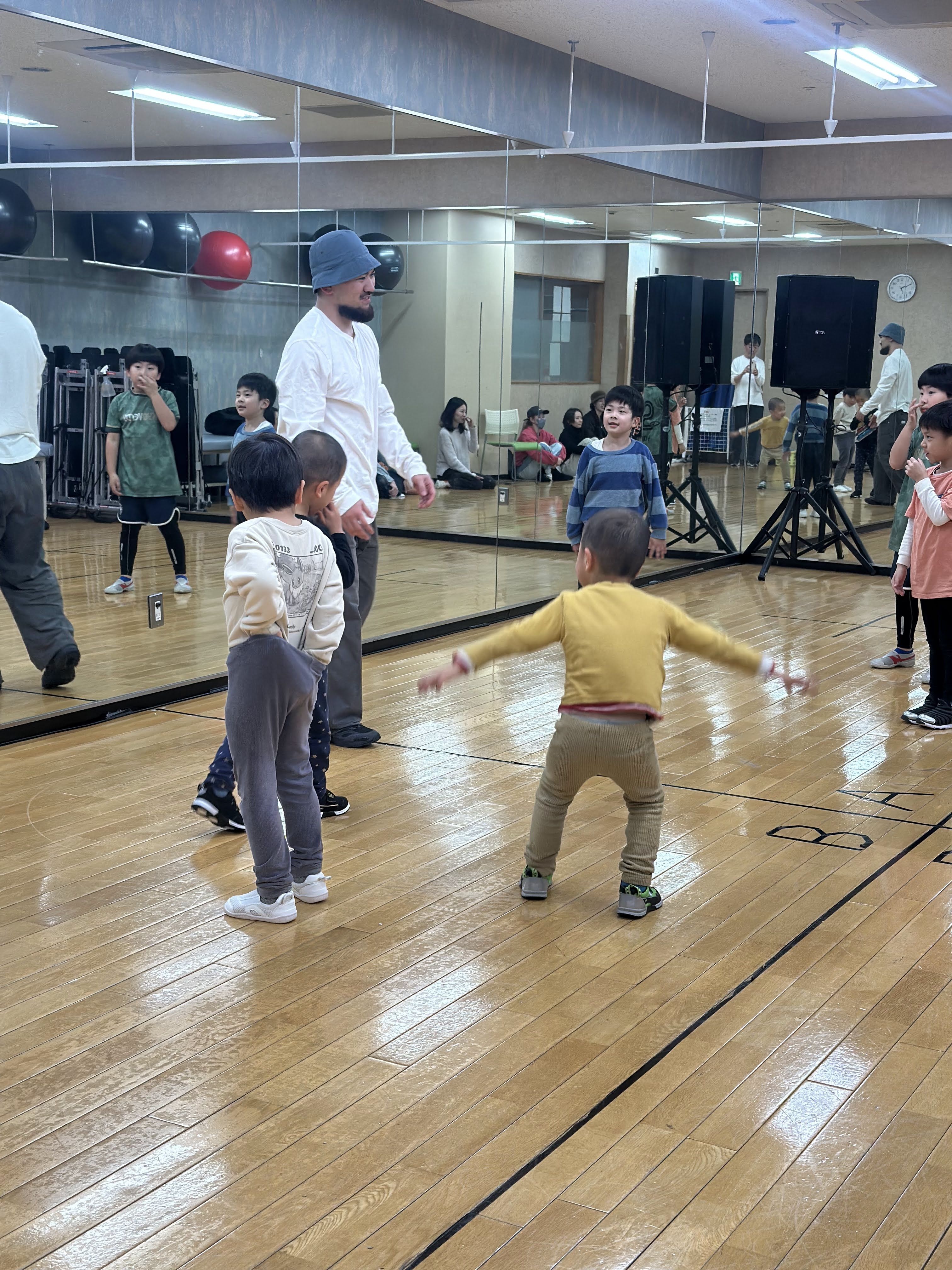 講師の動きを見て学ぶ子どもたち