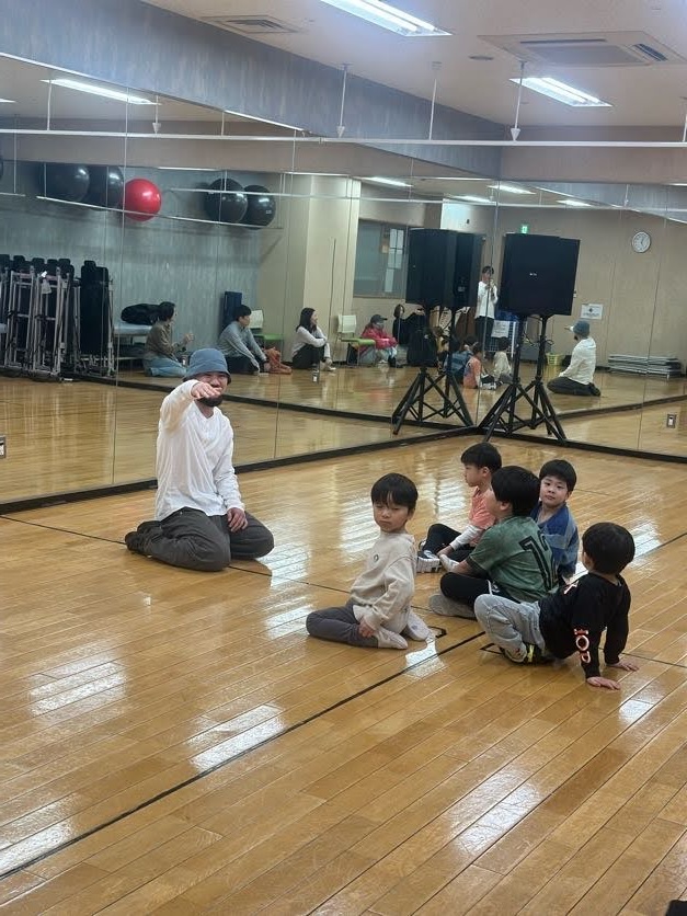 講師と子どもたちの座学の様子