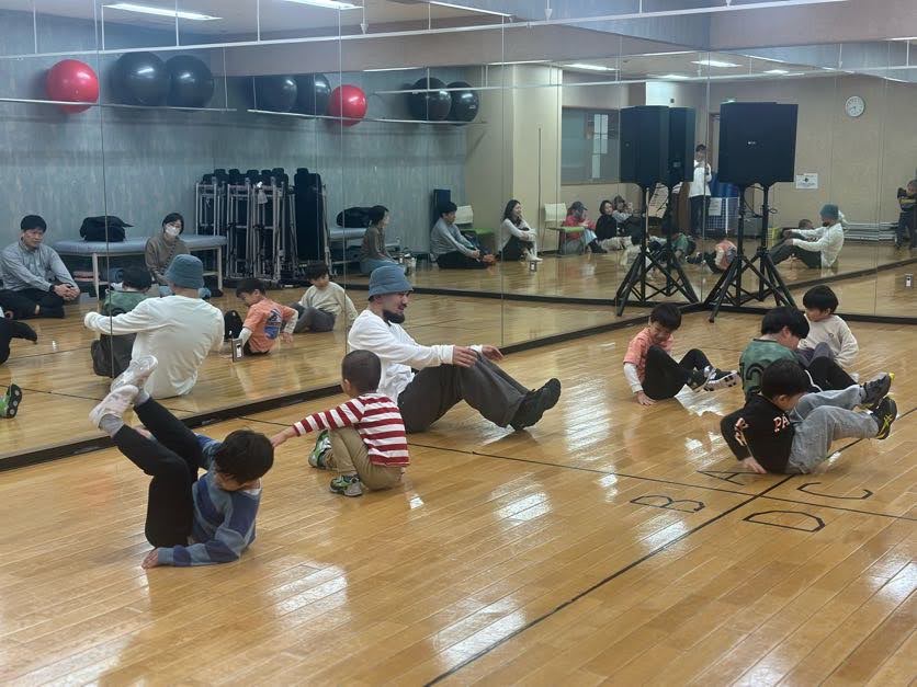 ストレッチをする子どもたち