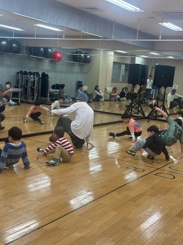 フロアムーブの練習をする子どもたち