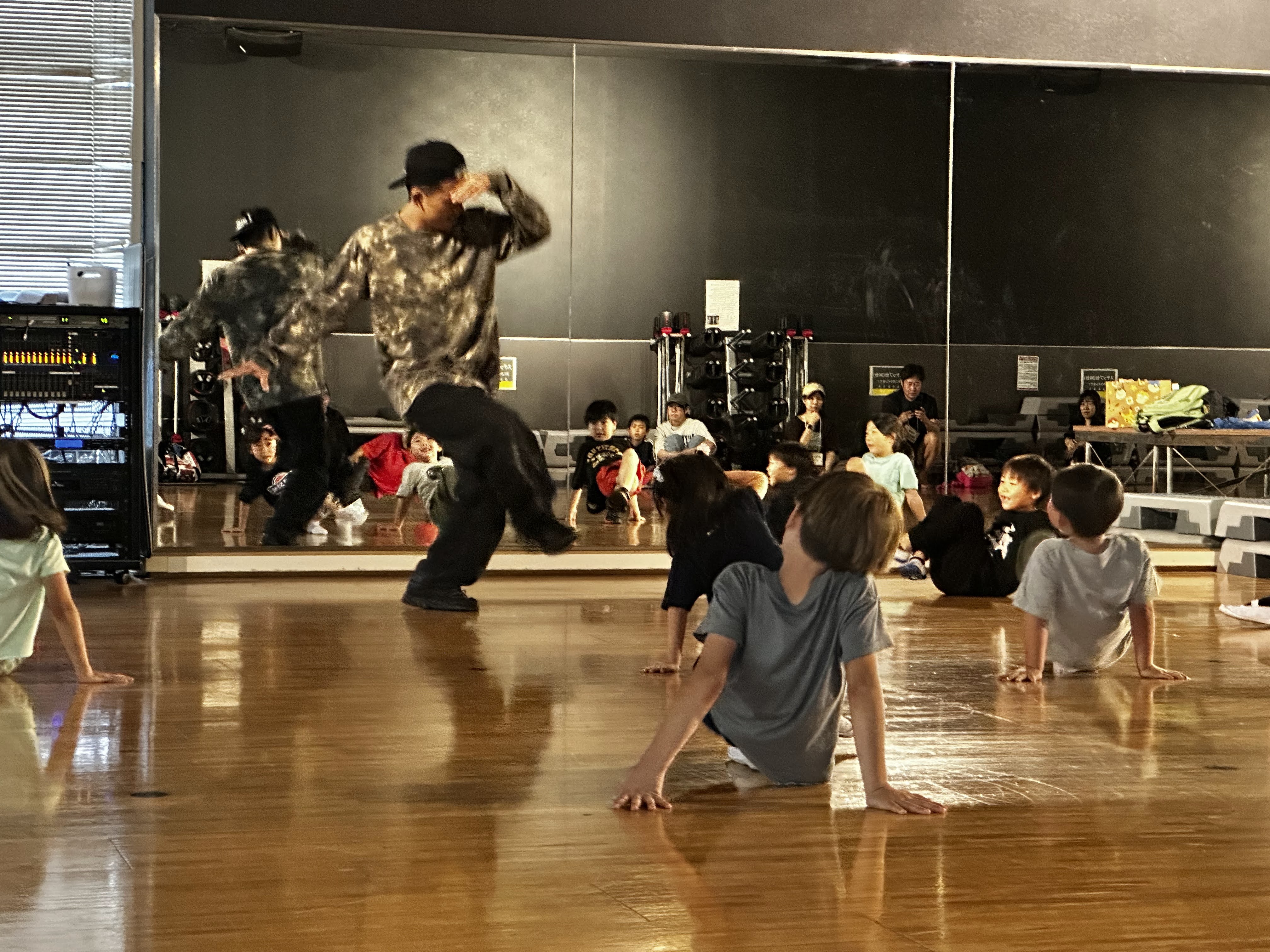 子どもたちの前でお手本を見せる講師