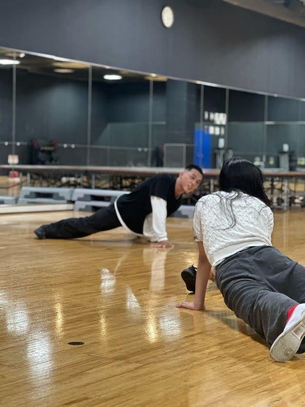 笑顔で指導する講師