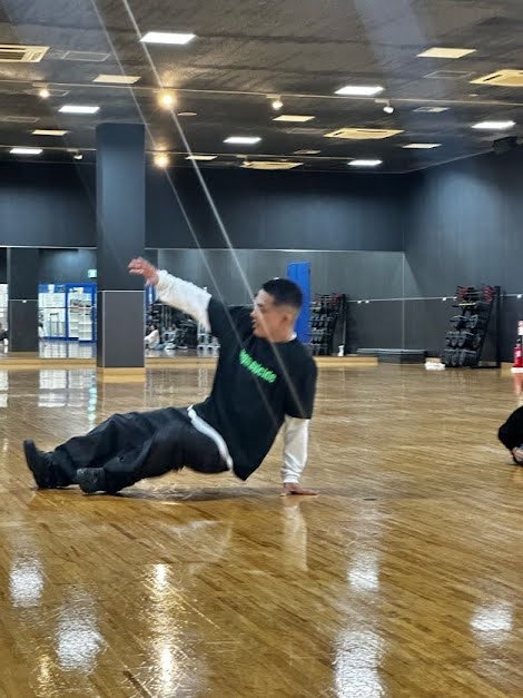 フリーズを披露する講師