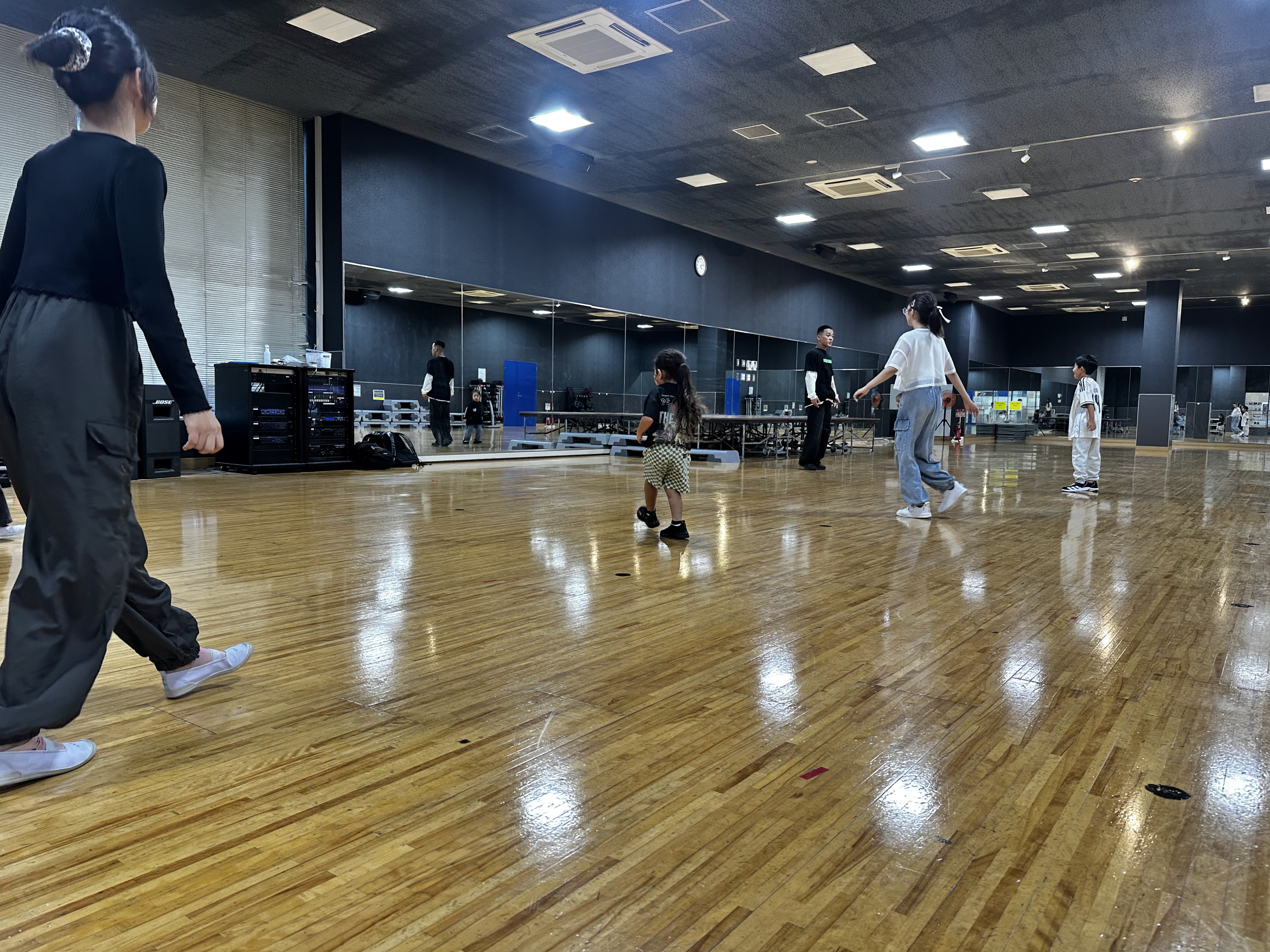 広々としたスタジオでのレッスン風景