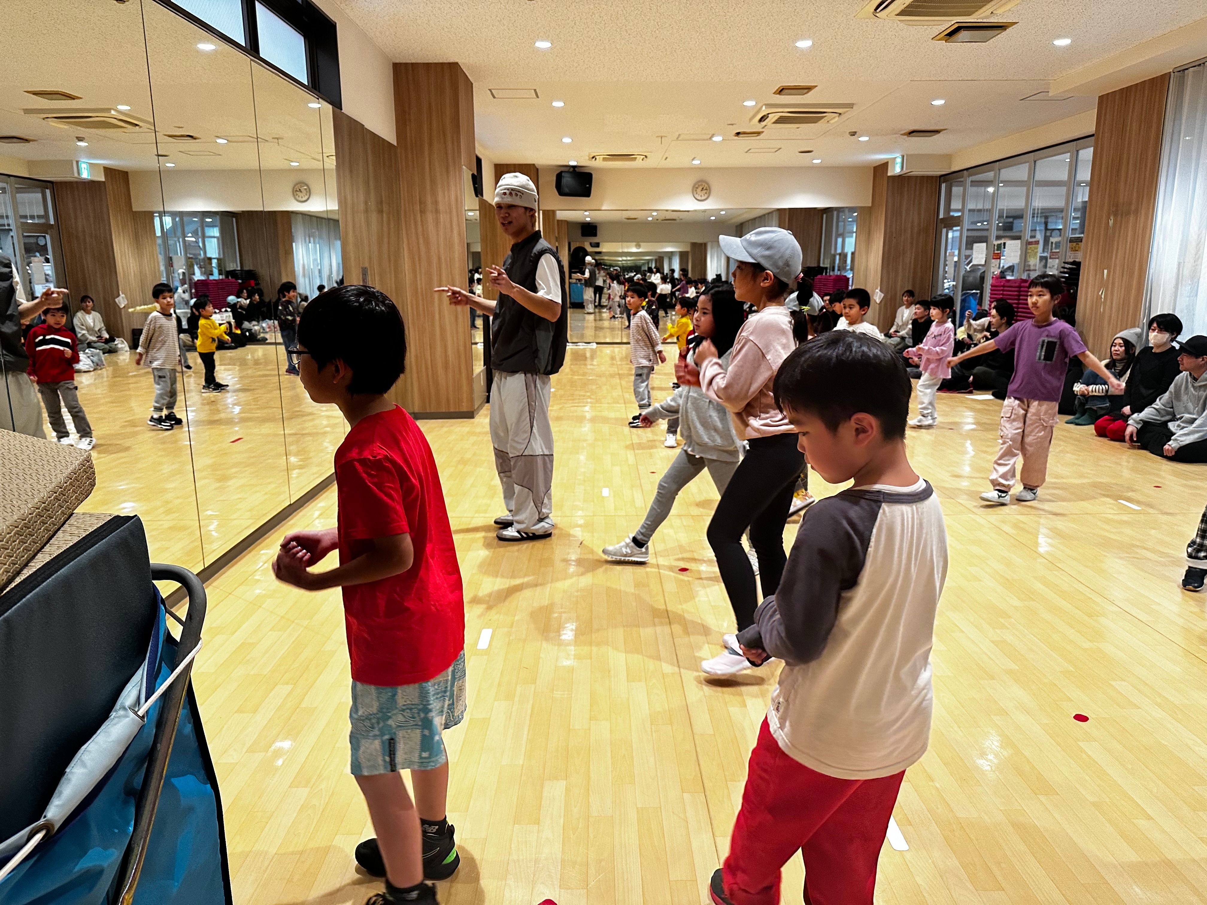 広いスタジオでのレッスン全体風景