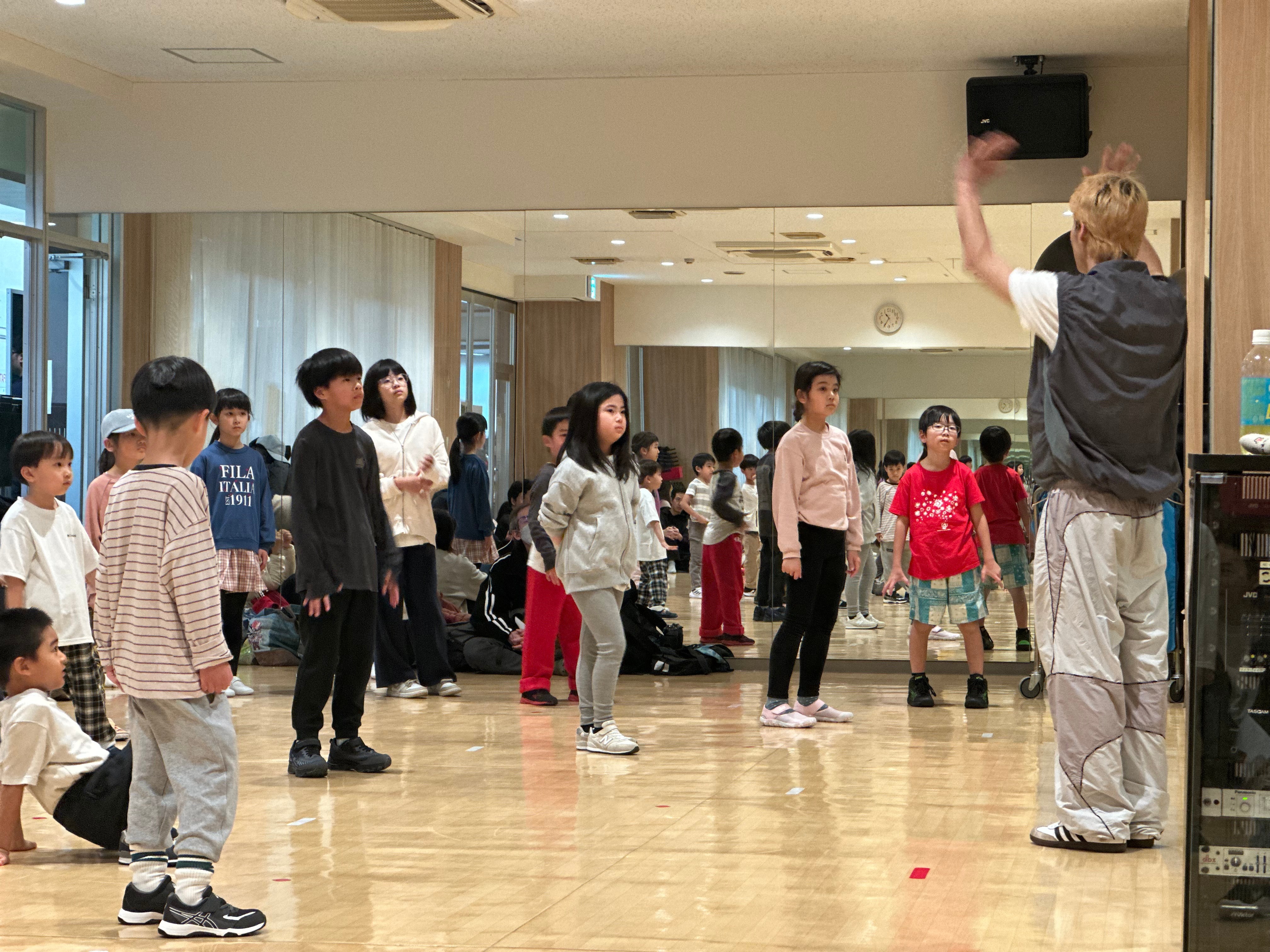 講師の指導を受けながら練習する子どもたち