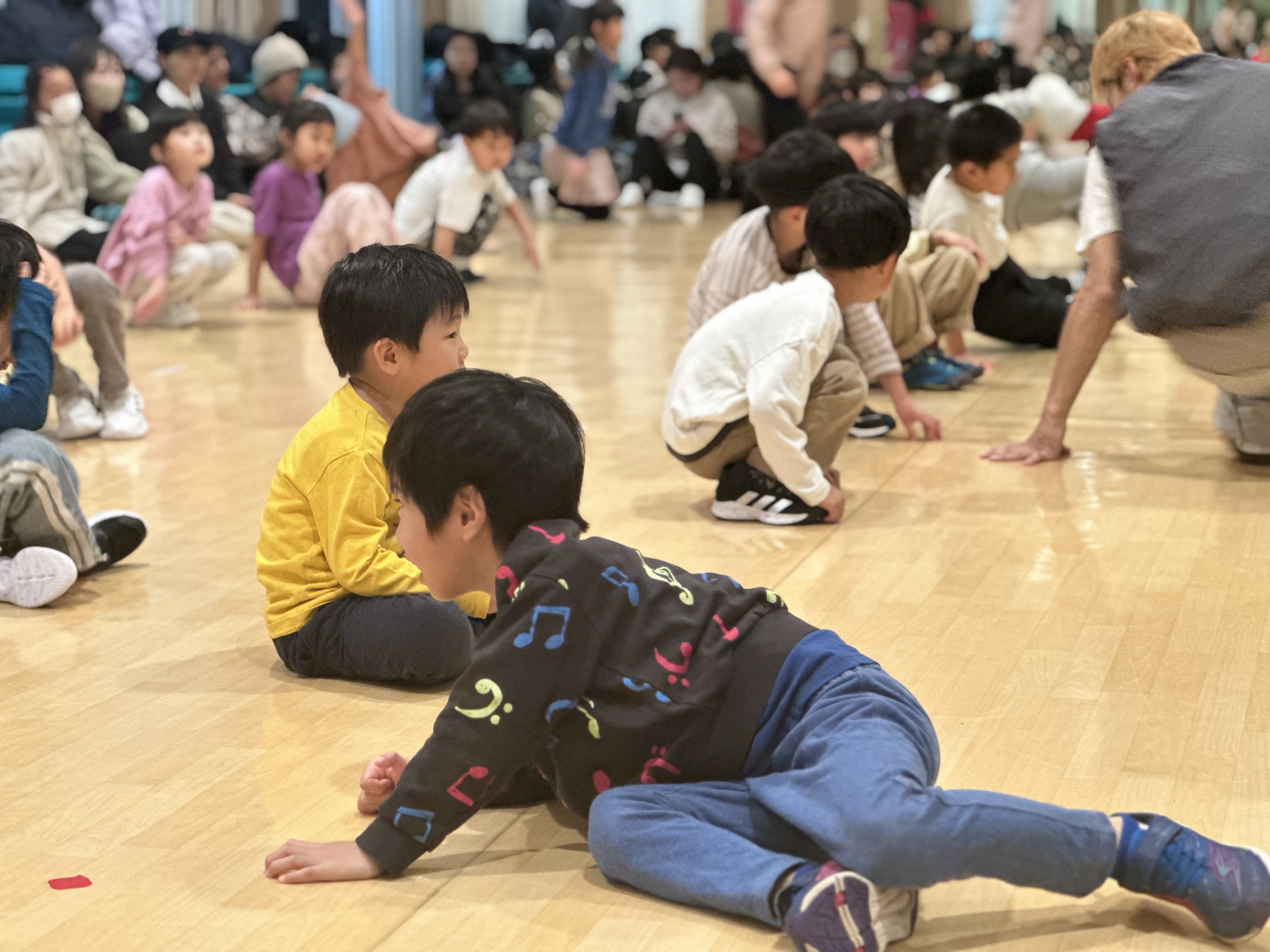 床で基礎練習をする子どもたち