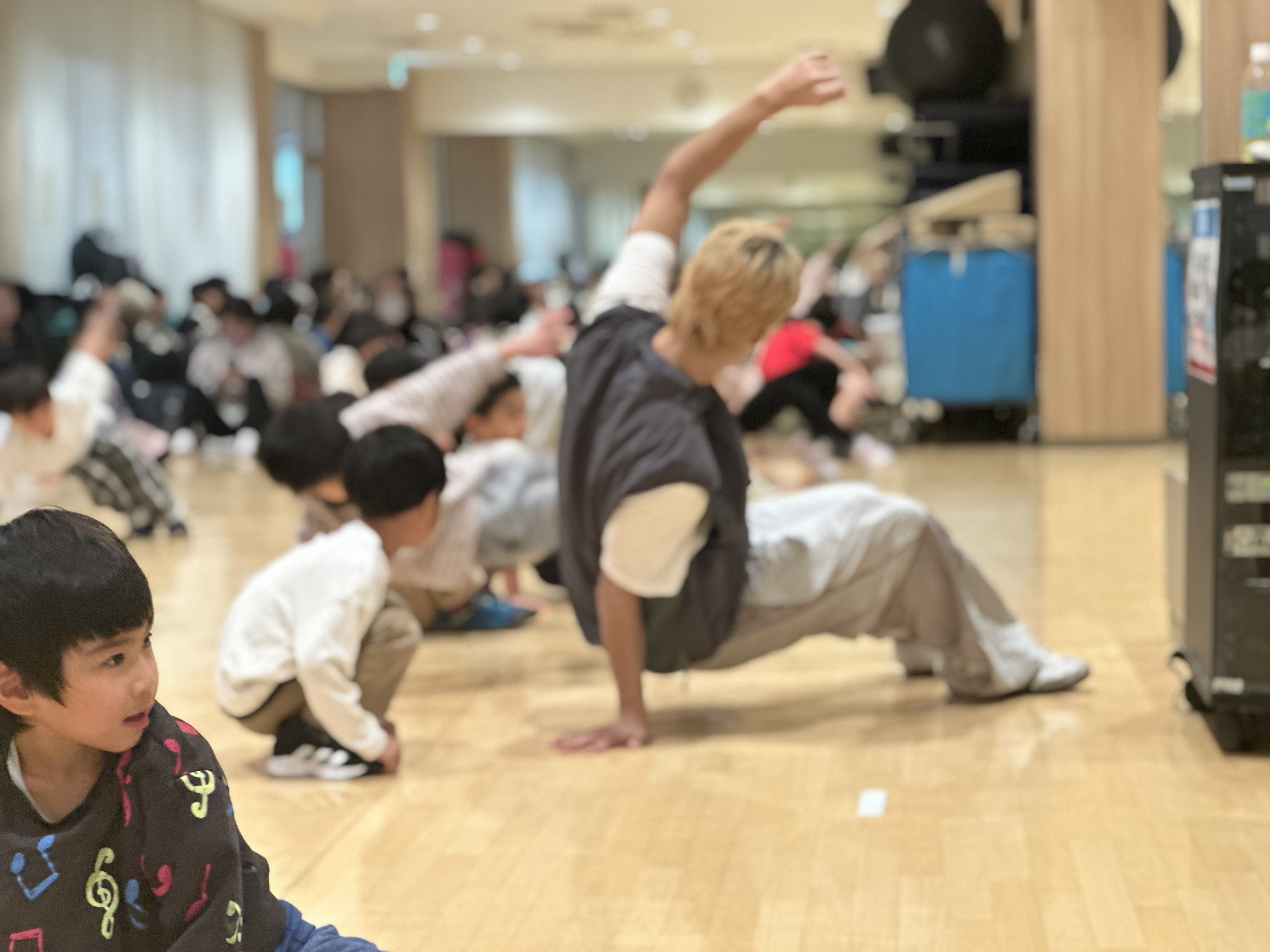 子どもたちがフリーズを練習している様子